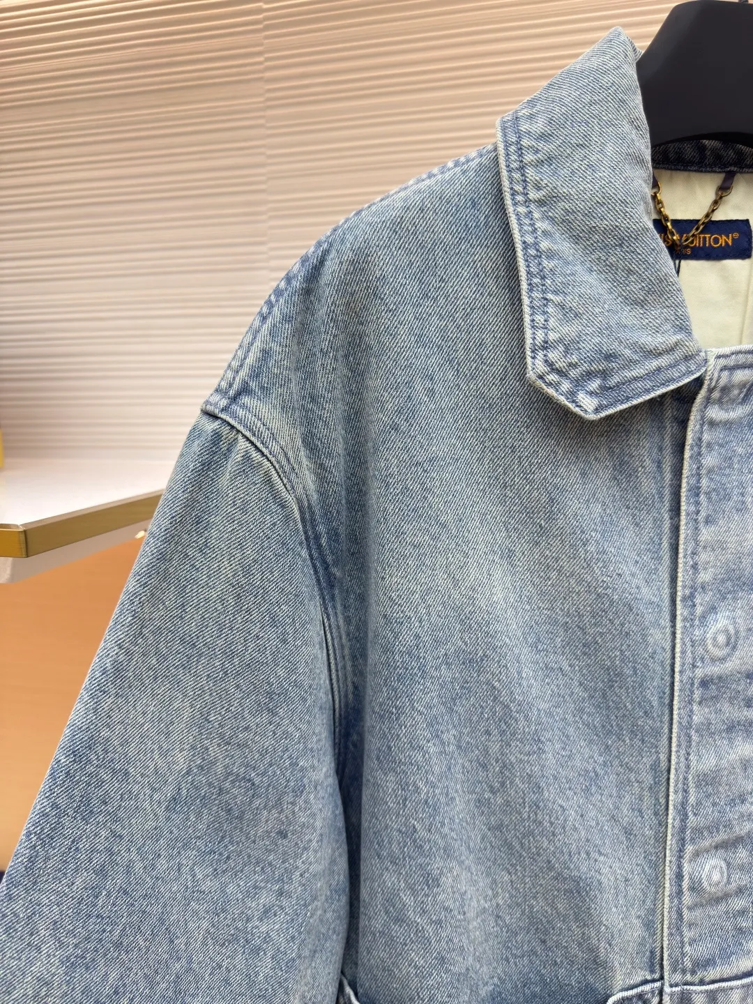 LOUIS VUITTON embossed denim jacket ●Authentic product: purchased and developed at 8599 ●Item number: 1680248-B25 ●Fabric: washed denim ●Technology: distressed washed ●Version: fitted version ●Weight: about 975g ●Size: 46-48-50-52 ●Description: embellished with classic Monogram elements. The season's sharp corner pockets are designed with zippered trouser legs to create a loose fit. The hammer fixing ring takes on the shape of an LV and is paired with a special leather tag. The overall wiring is straight and delicate, the fabric is comfortable and soft, and the color is consistent without color difference. It can be matched with the same style to create a fashionable look and control various occasions. Customized accessories, complete with three standards, same style for men and women!